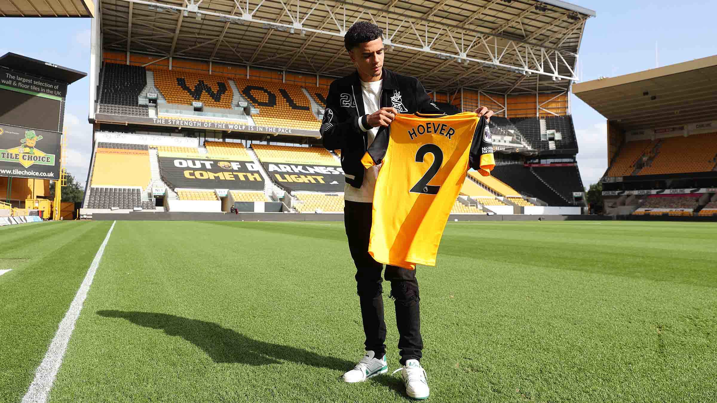 Hoever signs for Wolves | Gallery | Men's First-Team | News