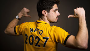 Pedro Neto renova com o Wolves até 2027