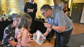 6. scarlett annonced as the winner of bespoke wolves frame.jpg