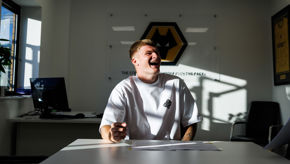 James Signs 15