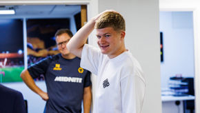 James Signs 2