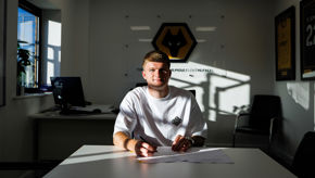 James Signs 14