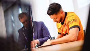Raul Signing8